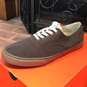 Old navy canvas shoes